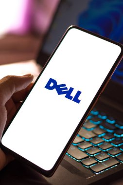 Batı Bangal, Hindistan - 09 Ekim 2021: Telefon ekranı görüntüsünde Dell logosu.