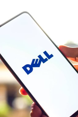Batı Bangal, Hindistan - 09 Ekim 2021: Telefon ekranı görüntüsünde Dell logosu.