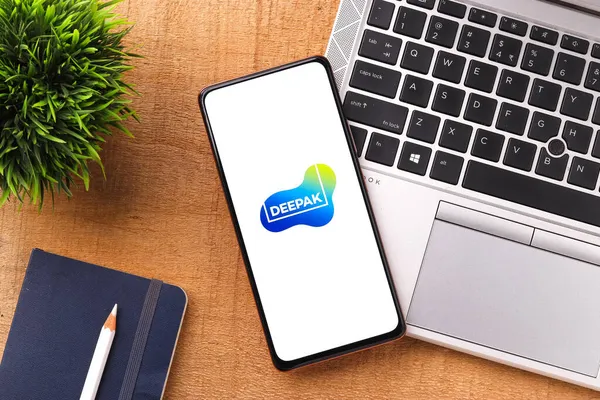 Batı Bangal, Hindistan - 09 Ekim 2021: Telefon ekranında Deepak Nitrite logosu.