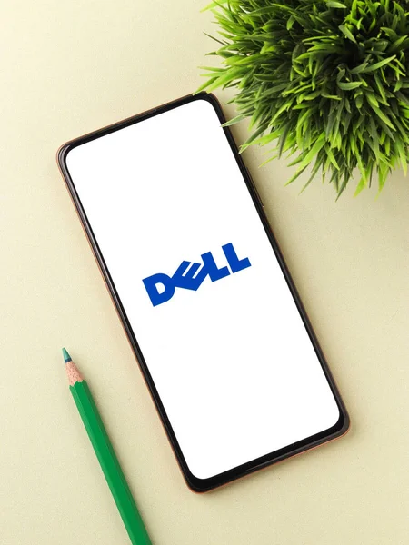 Batı Bangal, Hindistan - 09 Ekim 2021: Telefon ekranı görüntüsünde Dell logosu.