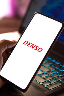 Batı Bangal, Hindistan - 09 Ekim 2021: Telefon ekranında Denso logosu.