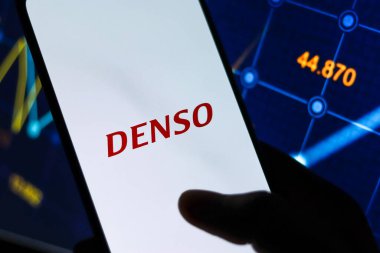 Batı Bangal, Hindistan - 09 Ekim 2021: Telefon ekranında Denso logosu.