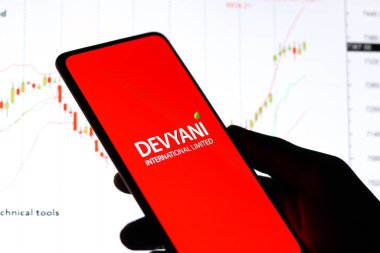 Batı Bangal, Hindistan - 09 Ekim 2021: Telefon ekranında Devyani logosu.
