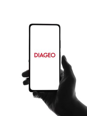 Batı Bangal, Hindistan - 09 Ekim 2021: Telefon ekranında Diageo logosu.