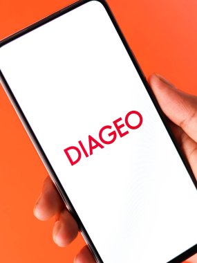 Batı Bangal, Hindistan - 09 Ekim 2021: Telefon ekranında Diageo logosu.