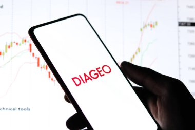 Batı Bangal, Hindistan - 09 Ekim 2021: Telefon ekranında Diageo logosu.