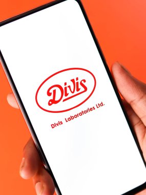 Batı Bangal, Hindistan - 09 Ekim 2021: Divi 'nin Laboratuvarları logosu telefon ekranı görüntüsünde.