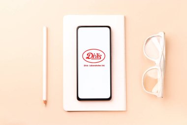 Batı Bangal, Hindistan - 09 Ekim 2021: Divi 'nin Laboratuvarları logosu telefon ekranı görüntüsünde.
