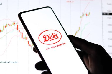 Batı Bangal, Hindistan - 09 Ekim 2021: Divi 'nin Laboratuvarları logosu telefon ekranı görüntüsünde.