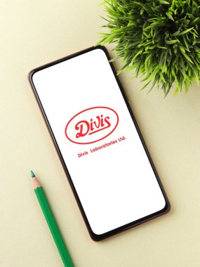 Batı Bangal, Hindistan - 09 Ekim 2021: Divi 'nin Laboratuvarları logosu telefon ekranı görüntüsünde.