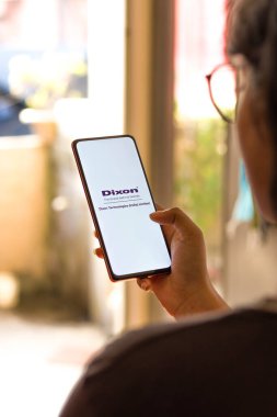 Batı Bangal, Hindistan - 09 Ekim 2021: Dixon Teknolojileri telefon ekranı görüntüsü logosu.