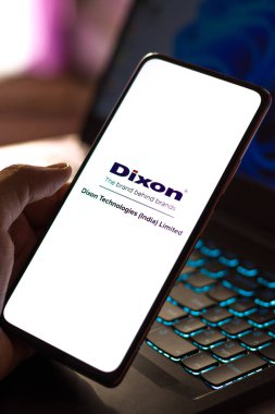 Batı Bangal, Hindistan - 09 Ekim 2021: Dixon Teknolojileri telefon ekranı görüntüsü logosu.