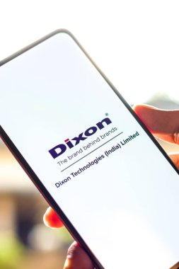 Batı Bangal, Hindistan - 09 Ekim 2021: Dixon Teknolojileri telefon ekranı görüntüsü logosu.