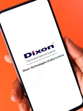 Batı Bangal, Hindistan - 09 Ekim 2021: Dixon Teknolojileri telefon ekranı görüntüsü logosu.