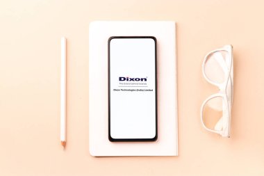 Batı Bangal, Hindistan - 09 Ekim 2021: Dixon Teknolojileri telefon ekranı görüntüsü logosu.