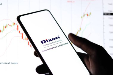 Batı Bangal, Hindistan - 09 Ekim 2021: Dixon Teknolojileri telefon ekranı görüntüsü logosu.