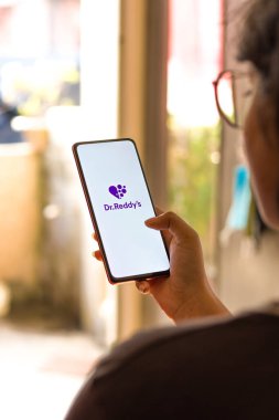 Batı Bangal, Hindistan - 09 Ekim 2021: Telefon ekranında Dr. Reddy 'nin Laboratuvarları logosu.