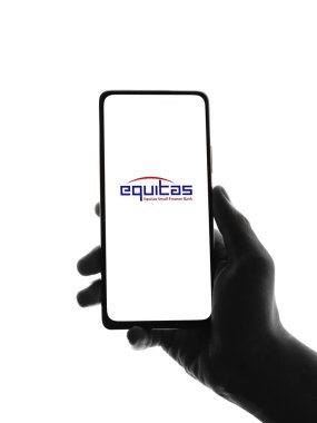 Batı Bangal, Hindistan - 09 Ekim 2021: Equitas Küçük Finans Bankası logosu telefon ekranı görüntüsünde.