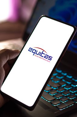 Batı Bangal, Hindistan - 09 Ekim 2021: Equitas Küçük Finans Bankası logosu telefon ekranı görüntüsünde.