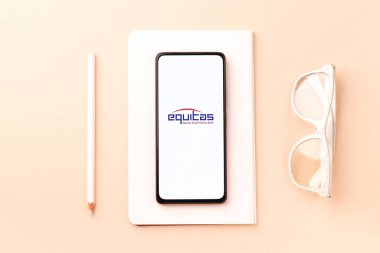 Batı Bangal, Hindistan - 09 Ekim 2021: Equitas Küçük Finans Bankası logosu telefon ekranı görüntüsünde.