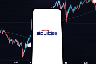 Batı Bangal, Hindistan - 09 Ekim 2021: Equitas Küçük Finans Bankası logosu telefon ekranı görüntüsünde.