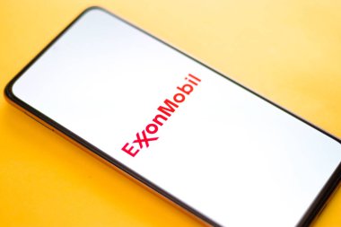 Batı Bangal, Hindistan - 09 Ekim 2021: Telefon ekranında ExxonMobil logosu.