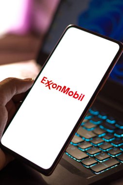 Batı Bangal, Hindistan - 09 Ekim 2021: Telefon ekranında ExxonMobil logosu.