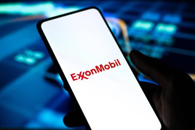 Batı Bangal, Hindistan - 09 Ekim 2021: Telefon ekranında ExxonMobil logosu.