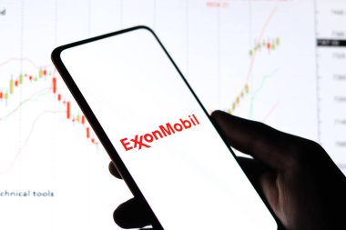 Batı Bangal, Hindistan - 09 Ekim 2021: Telefon ekranında ExxonMobil logosu.