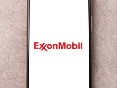 Batı Bangal, Hindistan - 09 Ekim 2021: Telefon ekranında ExxonMobil logosu.