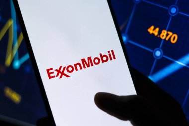 Batı Bangal, Hindistan - 09 Ekim 2021: Telefon ekranında ExxonMobil logosu.