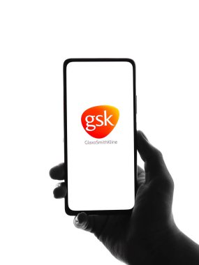Batı Bangal, Hindistan - 09 Ekim 2021: Telefon ekranında GlaxoSmithKline logosu.