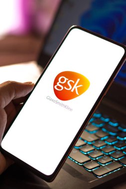 Batı Bangal, Hindistan - 09 Ekim 2021: Telefon ekranında GlaxoSmithKline logosu.