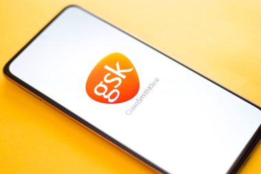 Batı Bangal, Hindistan - 09 Ekim 2021: Telefon ekranında GlaxoSmithKline logosu.