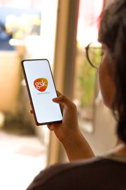 Batı Bangal, Hindistan - 09 Ekim 2021: Telefon ekranında GlaxoSmithKline logosu.