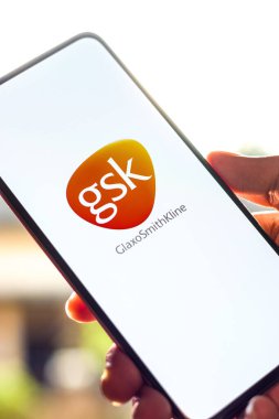Batı Bangal, Hindistan - 09 Ekim 2021: Telefon ekranında GlaxoSmithKline logosu.
