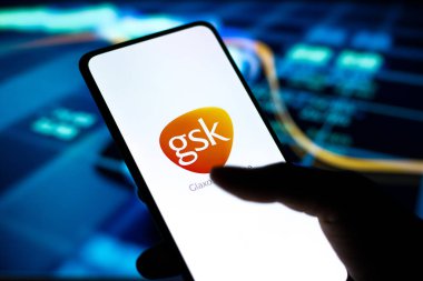 Batı Bangal, Hindistan - 09 Ekim 2021: Telefon ekranında GlaxoSmithKline logosu.