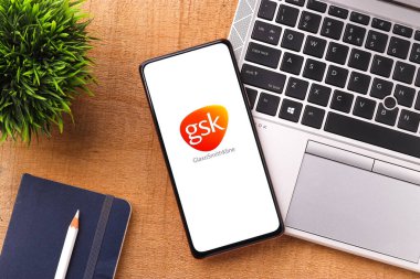 Batı Bangal, Hindistan - 09 Ekim 2021: Telefon ekranında GlaxoSmithKline logosu.
