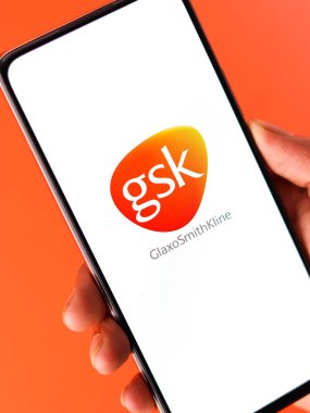 Batı Bangal, Hindistan - 09 Ekim 2021: Telefon ekranında GlaxoSmithKline logosu.