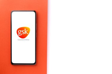 Batı Bangal, Hindistan - 09 Ekim 2021: Telefon ekranında GlaxoSmithKline logosu.