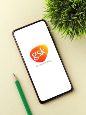 Batı Bangal, Hindistan - 09 Ekim 2021: Telefon ekranında GlaxoSmithKline logosu.