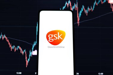Batı Bangal, Hindistan - 09 Ekim 2021: Telefon ekranında GlaxoSmithKline logosu.