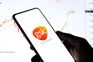 Batı Bangal, Hindistan - 09 Ekim 2021: Telefon ekranında GlaxoSmithKline logosu.