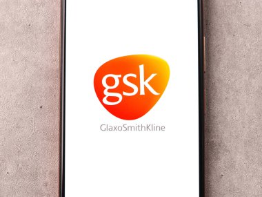 Batı Bangal, Hindistan - 09 Ekim 2021: Telefon ekranında GlaxoSmithKline logosu.