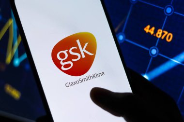 Batı Bangal, Hindistan - 09 Ekim 2021: Telefon ekranında GlaxoSmithKline logosu.