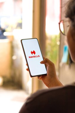 Batı Bangal, Hindistan - 09 Ekim 2021: Telefon ekranı görüntüsünde Havells logosu.
