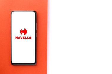 Batı Bangal, Hindistan - 09 Ekim 2021: Telefon ekranı görüntüsünde Havells logosu.