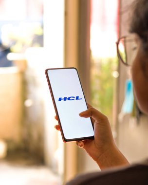 Batı Bangal, Hindistan - 09 Ekim 2021: Telefon ekranındaki HCL Teknolojileri logosu.