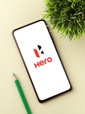 Batı Bangal, Hindistan - 09 Ekim 2021: Telefon ekranında kahraman logosu.