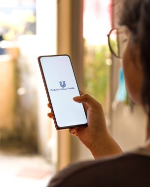 Batı Bangal, Hindistan - 09 Ekim 2021: Telefon ekranında Hindistan uniliver logosu.